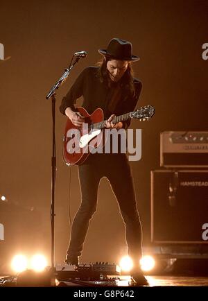 James Bay se produit sur scène lors des Brit Awards 2016 à l'O2 Arena de Londres. Banque D'Images