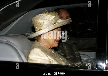 La reine Elizabeth II et le duc d'Édimbourg arrivent à l'église de la Crathie, le dimanche 4 septembre 2005, pour un service auquel assistaient également le Premier ministre britannique Tony Blair et l'épouse Cherie Blair. Au cours de l'année dernière, des prières ont été faites pour les victimes du siège de l'école russe à Beslan. En avril, le duc et la duchesse de Cornouailles ont été accueillis par une série d'applaudissements par des adeptes à l'extérieur de l'église lorsqu'ils ont assisté à un service le lendemain de leur mariage. Banque D'Images