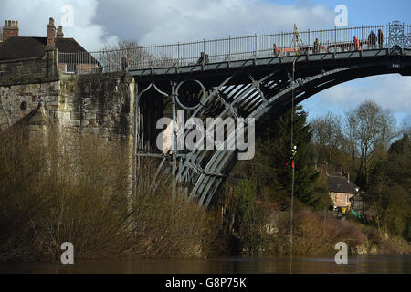 Un arpenteur s'assite au large du pont de fer, au-dessus de la rivière Severn, dans le Shropshire. Banque D'Images