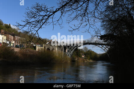 Un arpenteur s'assite au large du pont de fer, au-dessus de la rivière Severn, dans le Shropshire. Banque D'Images