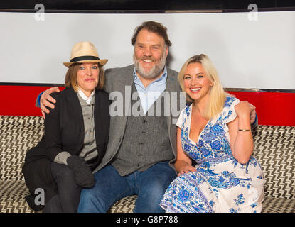 (De gauche à droite) Cerys Matthews, Bryn Terfel et l'église de Charlotte lors d'un photocall à la Brasserie Zedel, Londres, pour lancer le premier Festival de la voix, qui aura lieu à Cardiff du 3 au 12 juin. Banque D'Images