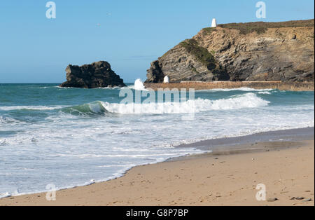 Jetée de Portreath vagues de la plage de sable, Cornwall England UK. Banque D'Images