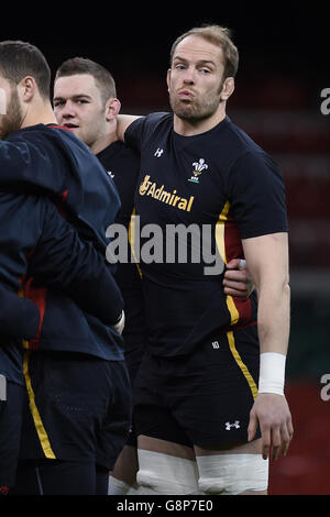 DaN Lydiate (à gauche) et Alun Wyn Jones (à droite) du pays de Galles pendant la course du capitaine au stade de la Principauté, à Cardiff. Banque D'Images