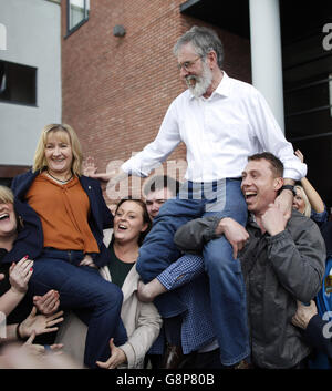 Le chef de Sinn Fein, Gerry Adams, et la candidate Imelda Munster sont tenus en dehors du centre des comptes de Dundalk après avoir été élus les représentants de Louth aux élections générales en Irlande. Banque D'Images