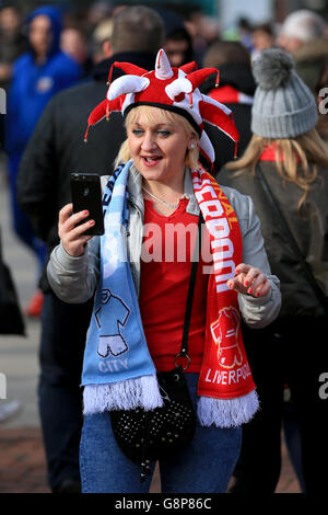 Un fan de Liverpool sur Wembley Way avant la finale de la coupe Capital One au stade Wembley, Londres. APPUYEZ SUR ASSOCIATION photo. Date de la photo: Dimanche 28 février 2016. Voir PA Story FOOTBALL final. Le crédit photo devrait se lire comme suit : Mike Egerton/PA Wire. Banque D'Images