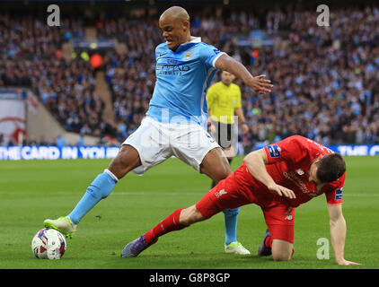 Liverpool / Manchester City - Capital One Cup - finale - Stade Wembley.James Milner de Liverpool (à droite) et Vincent Kompany (à gauche) de Manchester City se battent pour le ballon Banque D'Images