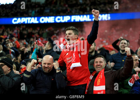 Les fans de Liverpool dans les stands célèbrent Philippe Coutinho marquant leur premier but du match lors de la finale de la coupe Capital One au stade Wembley, à Londres. Banque D'Images