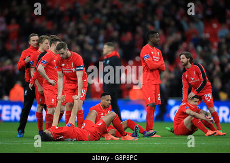 Liverpool / Manchester City - Capital One Cup - finale - Stade Wembley.Les joueurs de Liverpool sont abandonnés après avoir perdu le tir de pénalité lors de la finale de la coupe Capital One au stade Wembley, à Londres. Banque D'Images