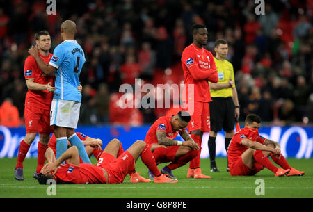 Les joueurs de Liverpool sont abandonnés après avoir perdu le tir de pénalité lors de la finale de la coupe Capital One au stade Wembley, à Londres. Banque D'Images