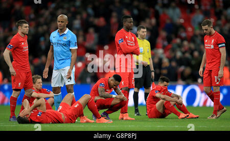 Liverpool / Manchester City - Capital One Cup - finale - Stade Wembley.Les joueurs de Liverpool sont abandonnés après avoir perdu le tir de pénalité lors de la finale de la coupe Capital One au stade Wembley, à Londres. Banque D'Images