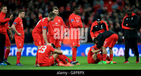 Les joueurs de Liverpool sont abandonnés après avoir perdu le tir de pénalité lors de la finale de la coupe Capital One au stade Wembley, à Londres. Banque D'Images