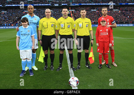 Vincent Kompany de Manchester City (à gauche), Jordan Henderson de Liverpool (à droite) et l'arbitre Michael Oliver avant le coup d'envoi Banque D'Images