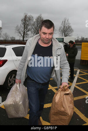 RETRANSMIS LA CATÉGORIE RECTIFICATIVE Bricklayer Seamus Daly, accusé d'avoir tué 29 personnes dans le cadre de l'indignation de l'IRA en 1998, quitte la prison de Maghaberry en Irlande du Nord après que l'affaire contre lui ait été abandonnée lors d'une audience au tribunal de première instance de Ballymena. Banque D'Images