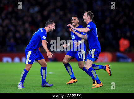 Daniel Drinkwater (à gauche) de Leicester City célèbre le premier but de son équipe avec Danny Simpson et Andy King (à droite) lors du match de la Barclays Premier League au King Power Stadium de Leicester. Banque D'Images