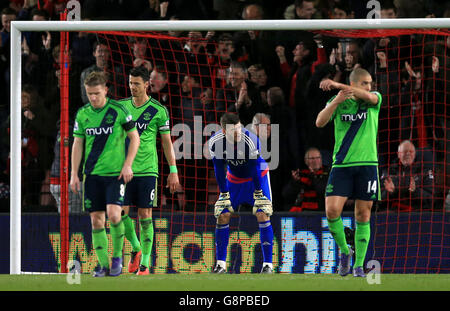 Steven Davis, Jose fonte, Fraser Forster et Oriol Romeu (de gauche à droite) de Southampton se sont présentés après que le Benik Afobe (non représenté) de l'AFC Bournemouth ait terminé son deuxième but du match de la Barclays Premier League au stade Vitality, à Bournemouth. Banque D'Images