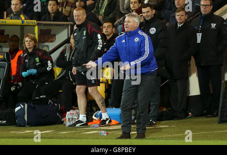 Guus Hiddink, directeur intérimaire de Chelsea, sur la ligne de contact pendant le match de la Barclays Premier League à Carrow Road, Norwich. Banque D'Images