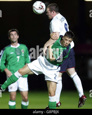 Wayne Rooney, en Angleterre (en haut), lutte pour le bal avec Chris Baird, en Irlande du Nord, lors de la coupe du monde à Windsor Park, Belfast, le mercredi 7 septembre 2005. APPUYEZ SUR ASSOCIATION photo. Le crédit photo devrait se lire: Owen Humphreys/PA. Banque D'Images