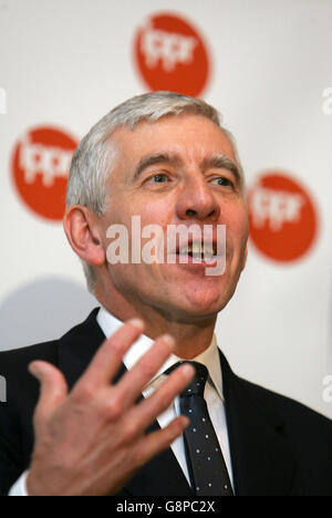 Le ministre britannique des Affaires étrangères, Jack Straw, prononce un discours d'ouverture devant l'Institute for public Policy Research sur les arguments turcs en faveur de l'adhésion à l'Union européenne (UE), à Londres, le jeudi 8 septembre 2005. Straw a averti que l'UE pourrait trouver une crise à ses portes si elle ne parvient pas à respecter son engagement d'entamer des négociations avec Ankara. APPUYEZ SUR ASSOCIATION photo. Le crédit photo devrait se lire: WPA rota/Reuters/Toby Melville/PA. Banque D'Images