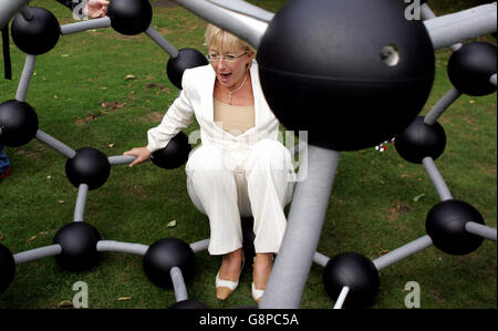 Mary Hanafin, ministre irlandaise de l'éducation et de la Science, est en chute en visitant le BA Festival of Science 'Hanafinon' à Trinity College, Dublin, le jeudi 8 septembre 2005. APPUYEZ SUR ASSOCIATION photo. Le crédit photo devrait se lire comme suit : Cathal McNaughton/PA. Banque D'Images