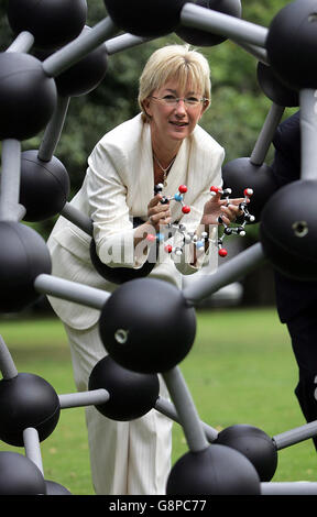 Mary Hanafin, ministre irlandaise de l'éducation et de la Science, lors d'une visite au BA Festival of Science 'Hanafinon' à Trinity College, Dublin, le jeudi 8 septembre 2005. APPUYEZ SUR ASSOCIATION photo. Le crédit photo devrait se lire comme suit : Cathal McNaughton/PA. Banque D'Images