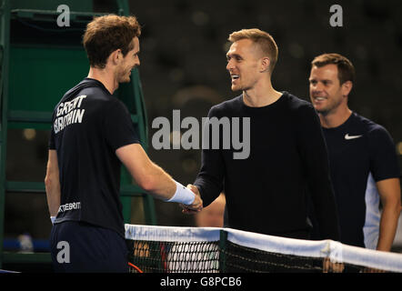 Andy Murray (à gauche), en Grande-Bretagne, se serre la main avec Darren Fletcher, footballeur Albion de West Bromwich, lors d'une séance d'entraînement à la Barclaycard Arena de Birmingham. APPUYEZ SUR PHOTO D'ASSOCIATION. Date de la photo: Jeudi 3 mars 2016. Voir PA Story TENNIS Davis Cup. Le crédit photo devrait se lire comme suit : Mike Egerton/PA Wire. RESTRICTIONS: , aucune utilisation commerciale sans autorisation préalable, veuillez contacter PA Images pour plus d'informations: Tel: +44 (0) 115 8447447. Banque D'Images