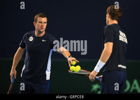 Andy Murray (à gauche) et Leon Smith, capitaine de la Grande-Bretagne, lors d'une séance d'entraînement à la Barclaycard Arena de Birmingham. Banque D'Images