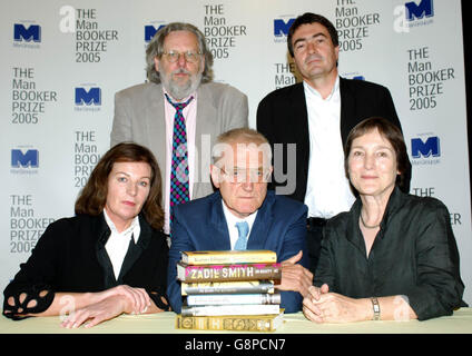 Les juges littéraires du Man Booker Prize (retour, l-r) Rick Gekoski et David Sexton et (avant l-r) Josephine Hart, le président John Sutherland et Lindsey Duguid se réunissent pour annoncer la liste des auteurs et romans de cette année à Londres le jeudi 8 septembre 2005. Le Booker Prize, qui en est à sa 37e année, est censé représenter le meilleur de la fiction contemporaine avec un jury composé de critiques littéraires, d'universitaires et d'autres écrivains qui se revoient dans une décision gagnante le mois prochain. Voir PA Story ARTS Booker. APPUYEZ SUR ASSOCIATION PHOTO. Le crédit photo doit se lire comme suit : Andrew Stuart/PA Banque D'Images