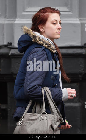 Kathryn Smith à l'extérieur de la cour de la Couronne de Birmingham où elle est accusée de meurtre, de mort ou de cruauté envers un enfant après le décès de sa fille Ayeeshia Jane Smith en mai 2014. Banque D'Images