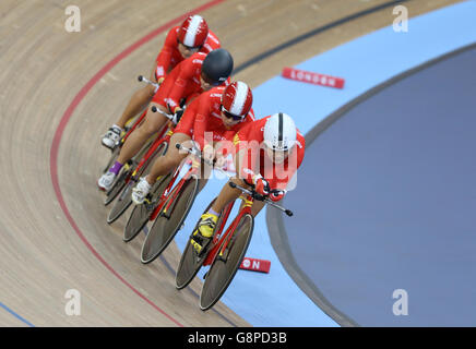 Les Baofang Zhao, Menglu Ma, Dong Yan Huang et Yali Jing de la Chine (à droite et à gauche) participent à la poursuite de l'équipe féminine au cours du deuxième jour des Championnats du monde de cyclisme sur piste de l'UCI à Lee Valley Volopark, Londres. Banque D'Images