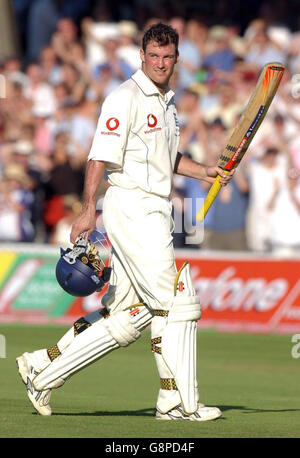 Andrew Strauss, d'Angleterre, quitte le terrain après avoir pointé 129 courses pendant le premier jour du cinquième match du npower Test au Brit Oval, à Londres, le jeudi 8 septembre 2005.APPUYEZ SUR ASSOCIATION photo.Le crédit photo devrait se lire: Chris Young/PA. Banque D'Images