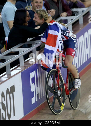 Laura Trott en Grande-Bretagne après avoir remporté la finale de la course féminine de scratch lors du deuxième jour des Championnats du monde de cyclisme sur piste UCI à Lee Valley Velpopark, Londres. Banque D'Images