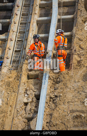 Abseilers effacer les décombres à Falaise est en juin à ce glissement de terrain qui a eu lieu en avril à Bournemouth Banque D'Images