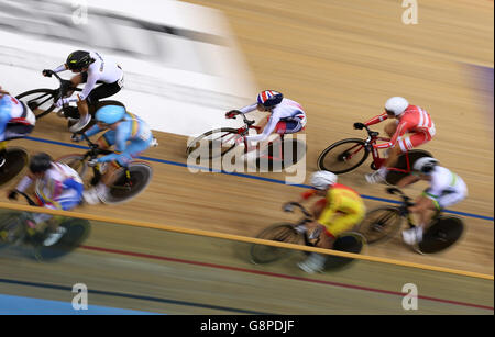 Laura Trott, de Grande-Bretagne, participe à la course féminine de points Omnium lors du cinquième jour des Championnats du monde de cyclisme sur piste de l'UCI à Lee Valley Velparc, Londres. Banque D'Images