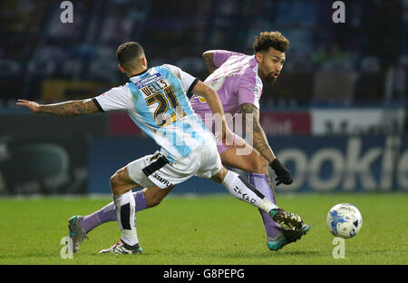 Huddersfield Town v Reading - championnat de pari de ciel - Stade John Smith.Nahki Wells, de Huddersfield Town, et Danny Williams, de Reading, se battent pour le ballon Banque D'Images