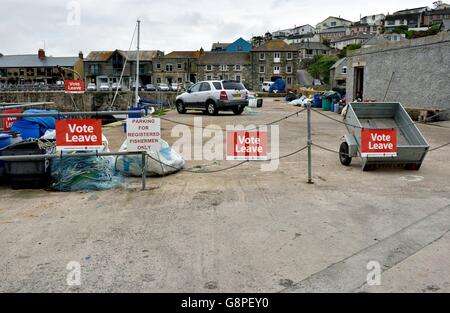 Brexit laisser voter signes en Porthleven Harbour Cornwall England UK Banque D'Images