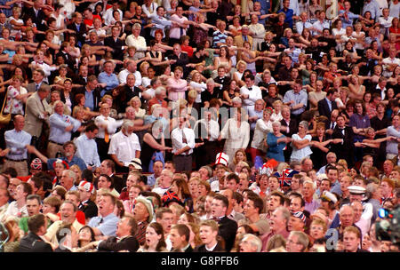 La foule apprécie la dernière nuit au Proms au Royal Albert Hall, Londres, le samedi 10 2005 septembre. APPUYEZ SUR ASSOCIATION photo. Le crédit photo devrait se lire : Tabatha Fireman/PA Banque D'Images