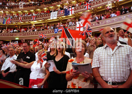 La foule apprécie la dernière nuit au Proms au Royal Albert Hall, Londres, le samedi 10 2005 septembre. APPUYEZ SUR ASSOCIATION photo. Le crédit photo devrait se lire : Tabatha Fireman/PA Banque D'Images