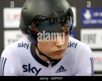 Laura Trott en Grande-Bretagne pendant la troisième journée des Championnats du monde de cyclisme sur piste de l'UCI à Lee Valley Volopark, Londres. Banque D'Images