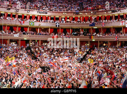 La foule apprécie la dernière nuit au Proms au Royal Albert Hall, Londres, le samedi 10 2005 septembre. APPUYEZ SUR ASSOCIATION photo. Le crédit photo devrait se lire : Tabatha Fireman/PA Banque D'Images