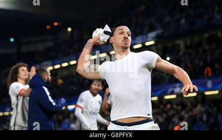 Zlatan Ibrahimovic de Paris Saint Germain célèbre la victoire en lançant son maillot dans les tribunes lors du match de deuxième jambe de la Ligue des champions de l'UEFA, Round of Sixteen, au Stamford Bridge, Londres. Banque D'Images