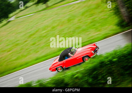 Mercedes Benz 190SL voiture de collection sur la route Banque D'Images