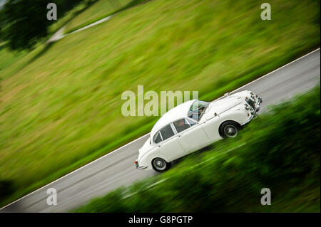 Jaguar Mk2 Voiture classique sur la route Banque D'Images