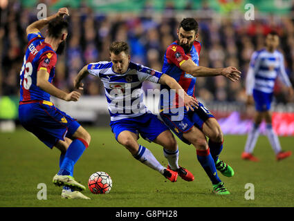 Simon Cox (au centre) de Reading combat avec Mile Jedinak (à droite) de Crystal Palace et Joe Ledley lors de la FA Cup, quart de finale au Madejski Stadium, Reading. Banque D'Images