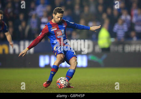 Le Yohan Cabaye du Crystal Palace marque le premier but de son côté à partir de la zone de pénalité lors de la FA Cup, quart de finale du match au Madejski Stadium, Reading. Banque D'Images