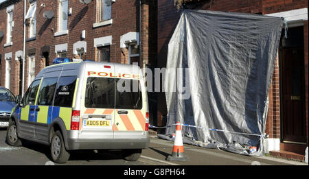 La scène à Crawford Street à Ashton-Under-Lyne, dans le Grand Manchester, le lundi 12 septembre 2005, après que Craig King ait attaqué la maison de sa sœur armée d'une machette et d'un fusil, a été abattu par la police.Un investissement commencera aujourd'hui dans le tournage de King, qui a utilisé la machette pour écraser les fenêtres de la maison et les fenêtres de 4x4 garés à l'extérieur.Des officiers armés ont été amenés et, lorsqu'il est revenu une troisième fois et qu'il a fait face à la police sur les lieux, il a été abattu.M. King est décédé plus tard à l'hôpital.Voir PA Story TIR DE POLICE.APPUYEZ SUR ASSOCIATION photo.Le crédit photo devrait se lire : Phil Noble/PA Banque D'Images