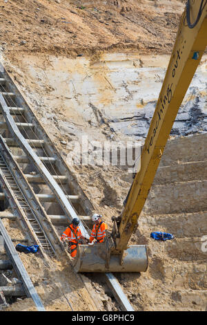 Abseilers effacer les décombres à Falaise est en juin à ce glissement de terrain qui a eu lieu en avril à Bournemouth Banque D'Images