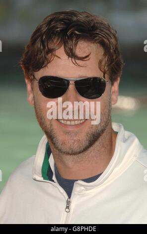 Russell Crowe arrive au Palazzo del Casino, à Venise, Italie, le lundi 5 septembre 2005, pour assister à la photo du nouveau film Cendrillon Man, lors de la 62e photo DE l'ASSOCIATION DE PRESSE du Festival du film de Venise. Le crédit photo devrait se lire : Ian West/PA. Banque D'Images