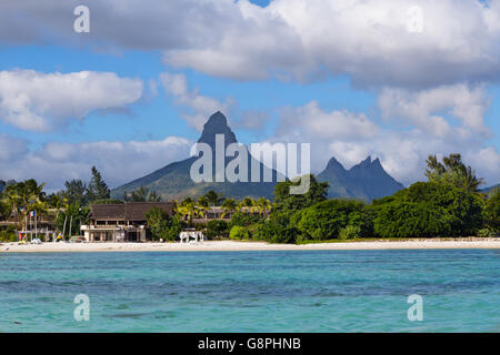 Plage de Flic en Flac avec le Piton de la Petite Riviere Noire Ile Maurice. Banque D'Images