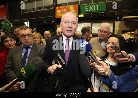 Martin McGuinness de Sinn Fein parle aux membres des médias lorsqu'il arrive au centre de décompte des élections du RDS à Dublin, en Irlande, alors que le décompte des élections générales de 2016 est en cours. Banque D'Images