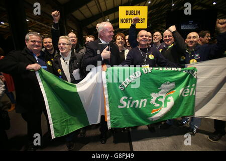 Martin McGuinness de Sinn Fein avec ses partisans au centre du décompte des élections du RDS à Dublin, Irlande, alors que l'élection générale 2016 compte se poursuit. Banque D'Images